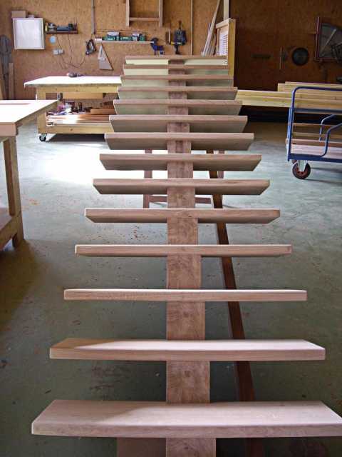 Escalier moderne sur limon central (1)