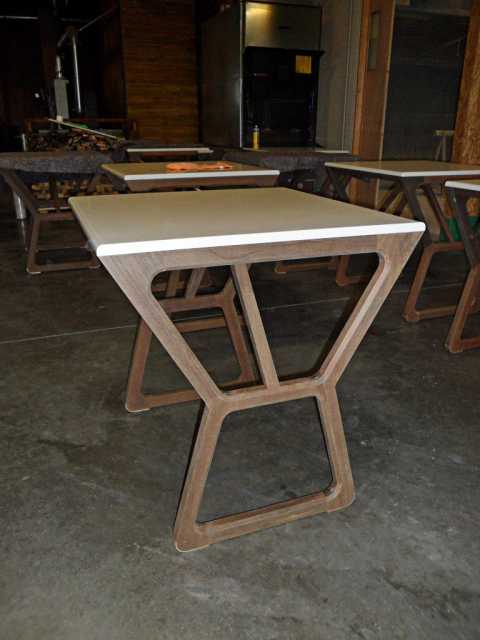 Table moderne en coriant et teck (1)